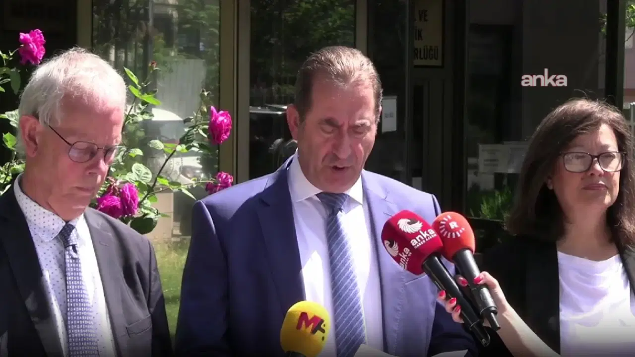 AKPM Sol Grup üyelerinden Adalet Bakanlığı önünde 'Öcalan' çağrısı