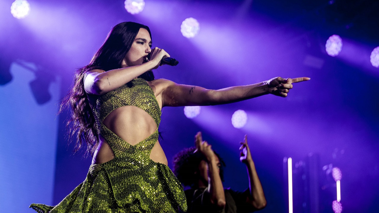 Dua Lipa'dan Arnavutluk'taki "Flamingo Devrimi" protestolarına destek