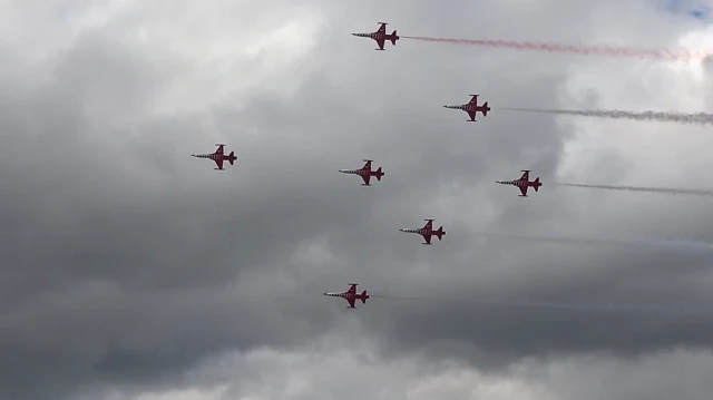 Türk Yıldızları'ndan göz kamaştıran gösteri: Binlerce vatandaş izledi