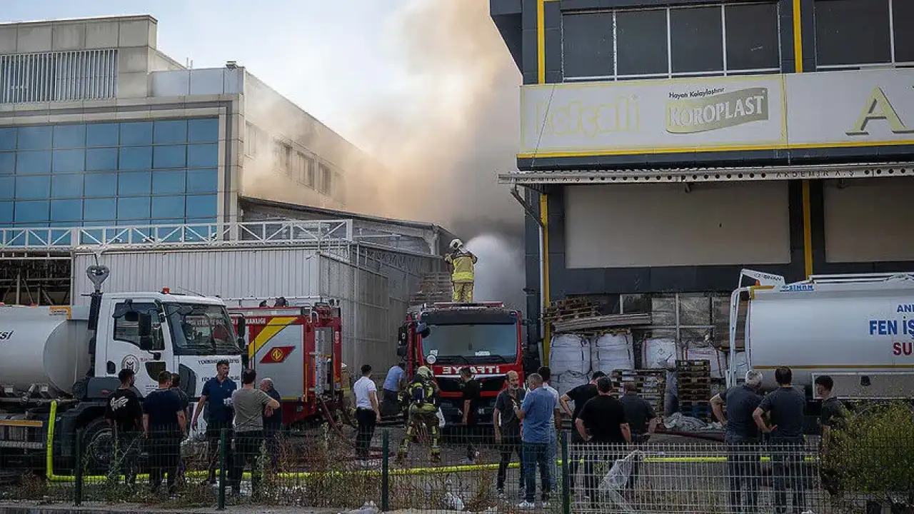 Ankara Yenimahalle’de depoda çıkan yangına müdahale ediliyor