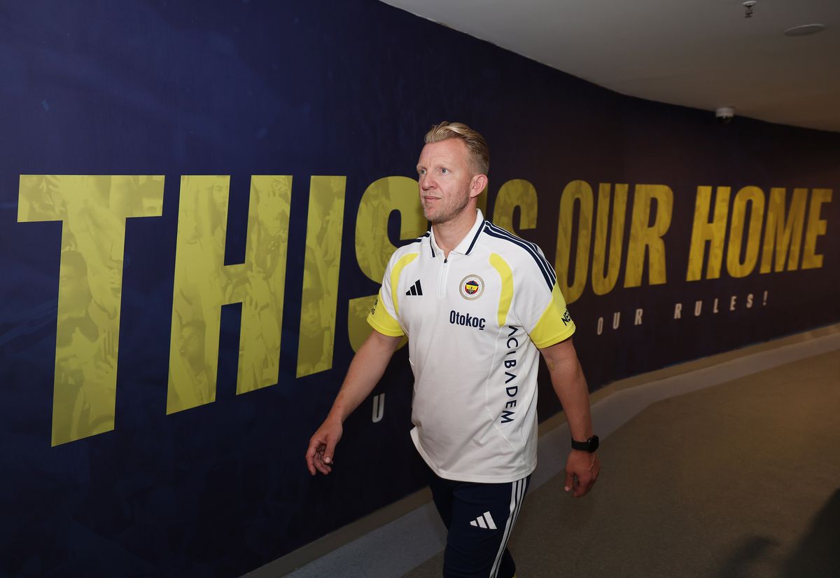 Dirk Kuyt, Fenerbahçe'ye yardımcı antrenör olarak geri döndü