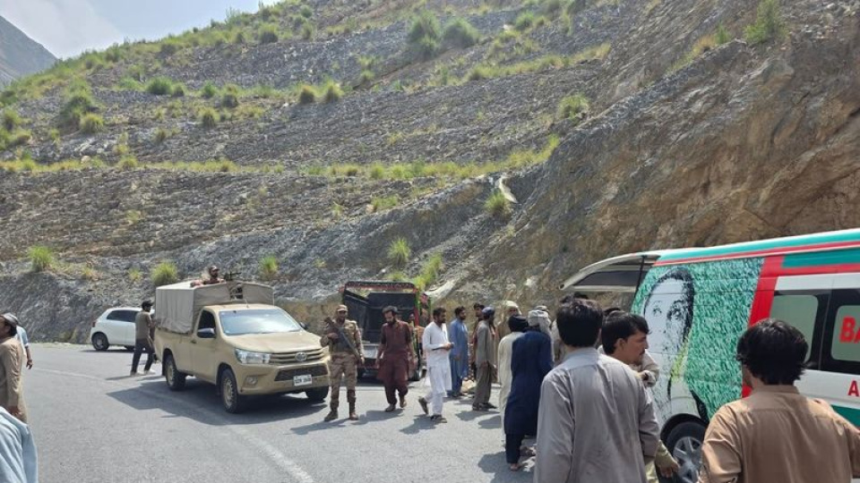 Pakistan'da yolcu otobüsü uçuruma yuvarlandı