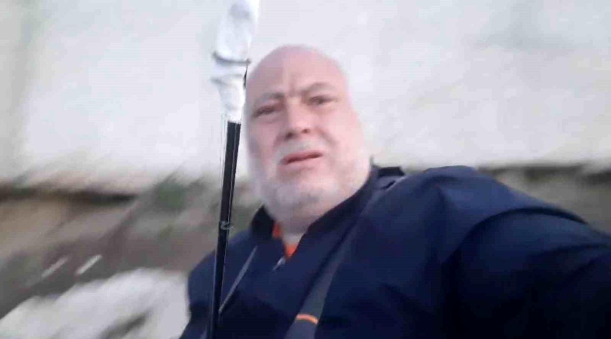 Meriç Nehri'nde yakaladığı 30 kiloluk yayın balığını nehirde oltası ile gezdirdi