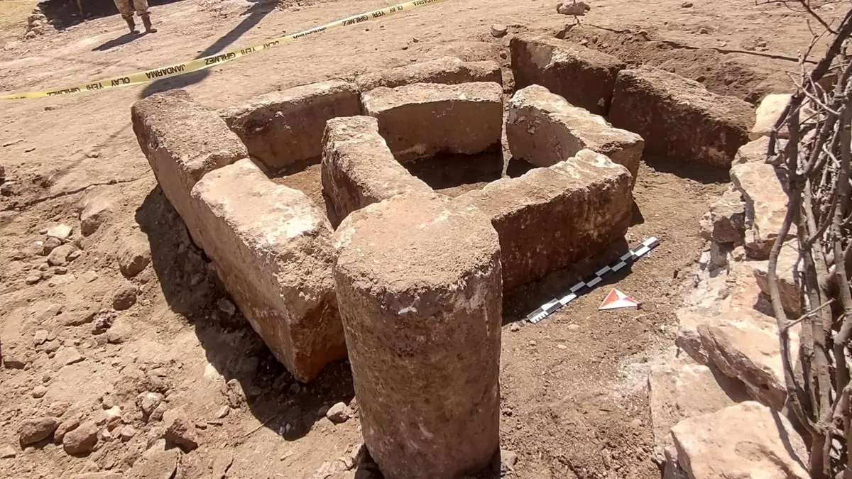 Mardin'de ilginç keşif... Yol çalışmasında tarihi bloklar bulundu