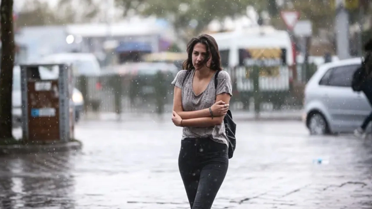 Sağanak İstanbul'un kapısını çalacak: Meteoroloji saat verdi