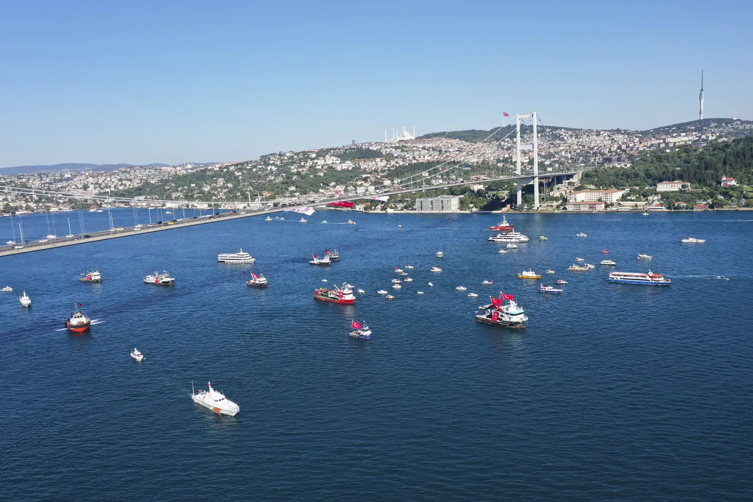 253 şehidin anısına 253 gemi katıldı! İstanbul Boğazı'nda 15 Temmuz Deniz Korteji düzenlendi