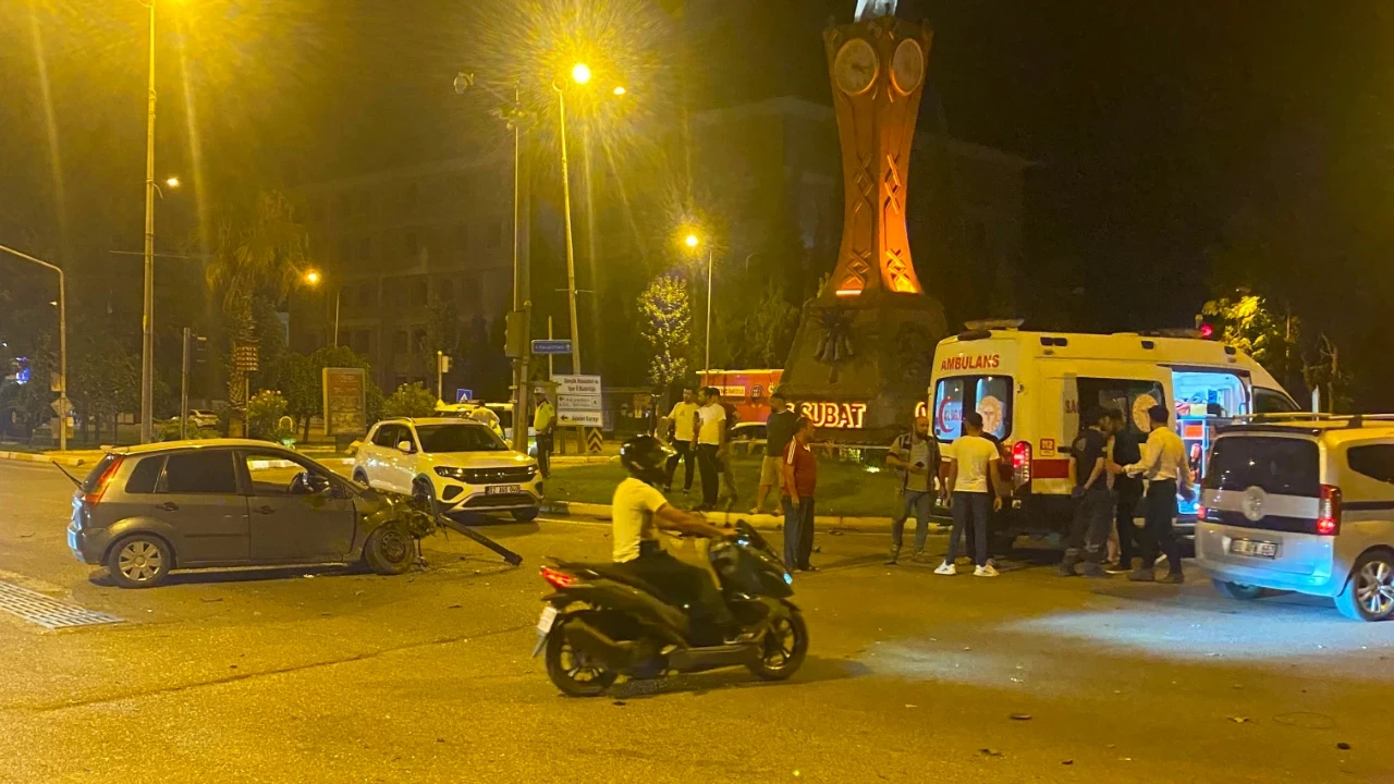 Adıyaman'da iki otomobil çarpıştı: 1 yaralı