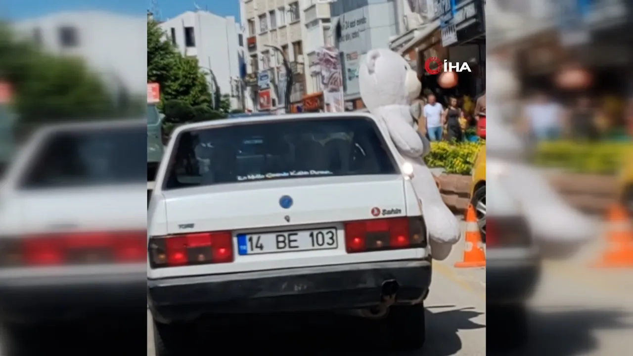 Arka cama astığı peluş ayı yakalattı! Ehliyetsiz sürücüye 41 bin TL ceza