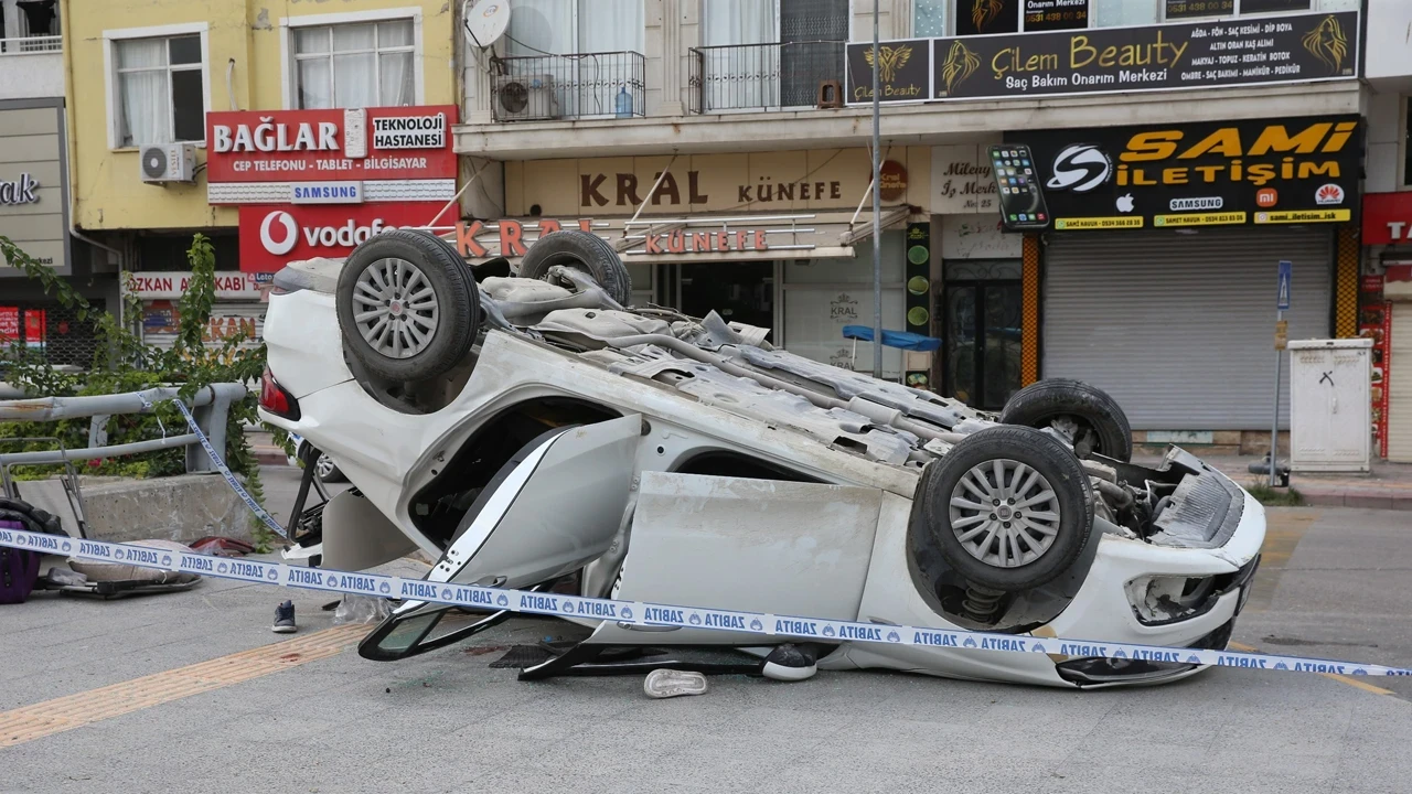 Hatay'da bariyerlere çarpan otomobil devrildi: 2 ölü, 3 yaralı