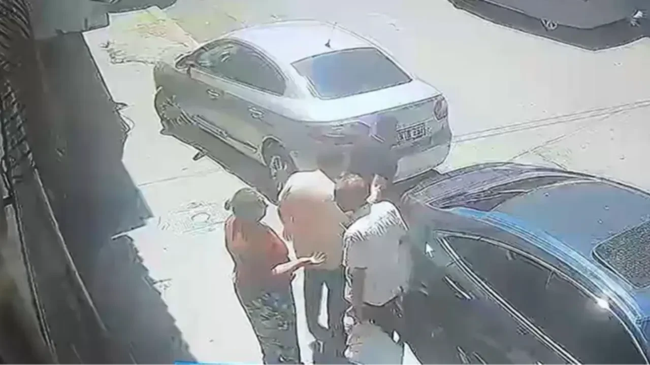 Park ederken kaza yaptı, yanına gelen araç sahibini darbetti