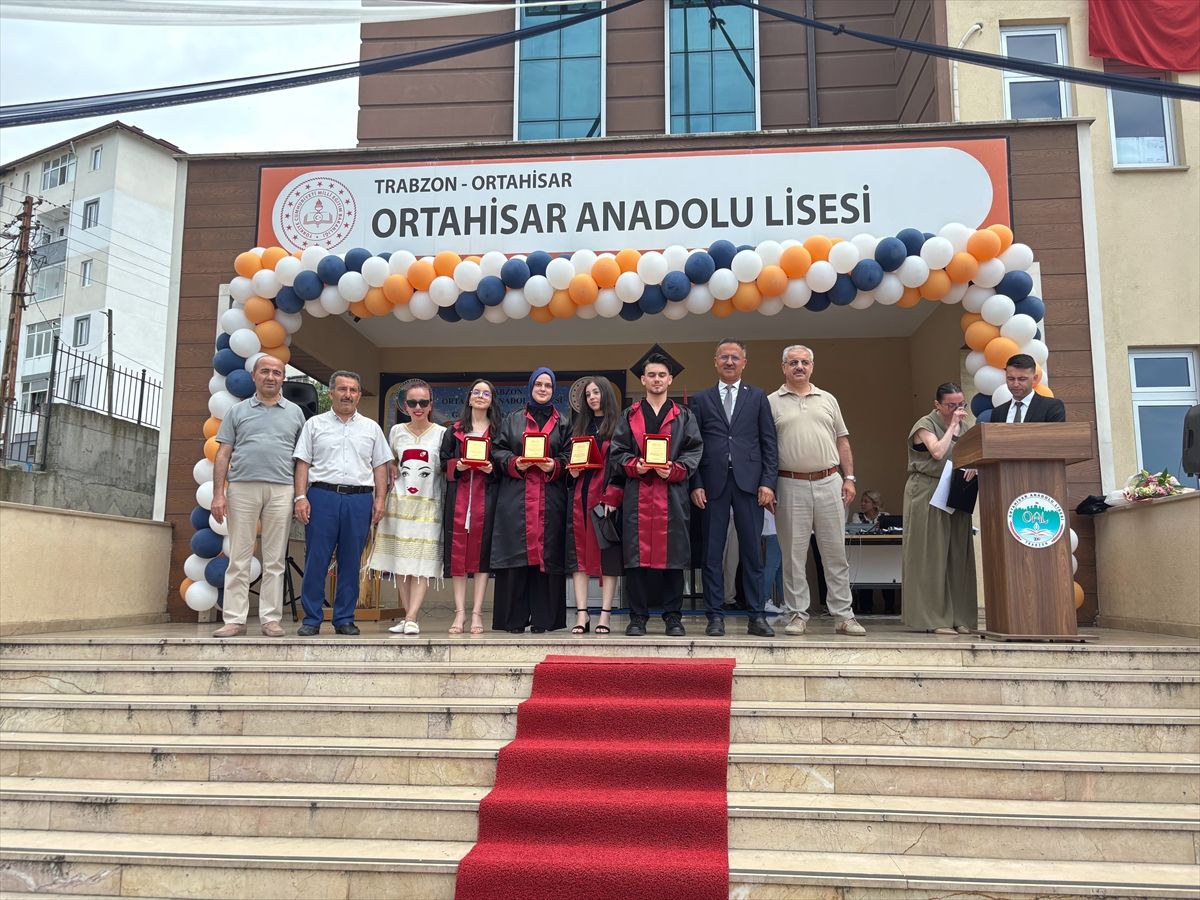 Trabzon'da Ortahisar Anadolu Lisesi'nde Mezuniyet Coşkusu
