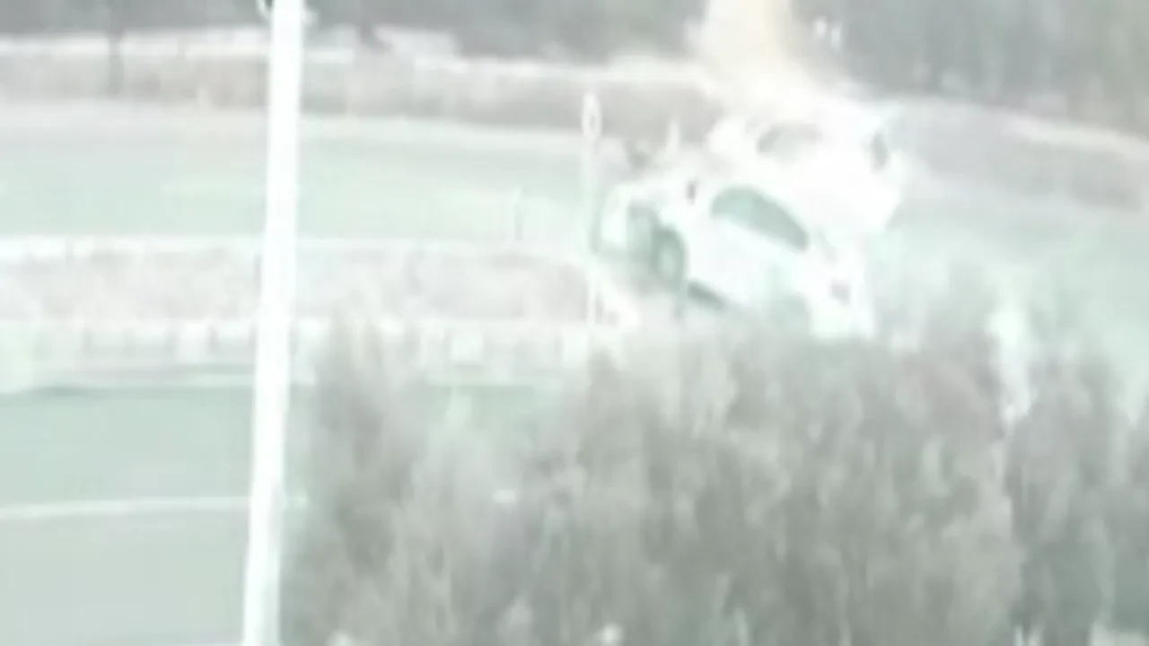 İki otomobilin çarpıştığı feci kaza kamerada! İşte takla anı