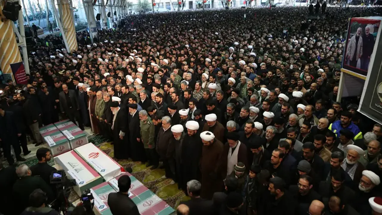 Hamaney için Tahran'da cenaze namazı kılındı
