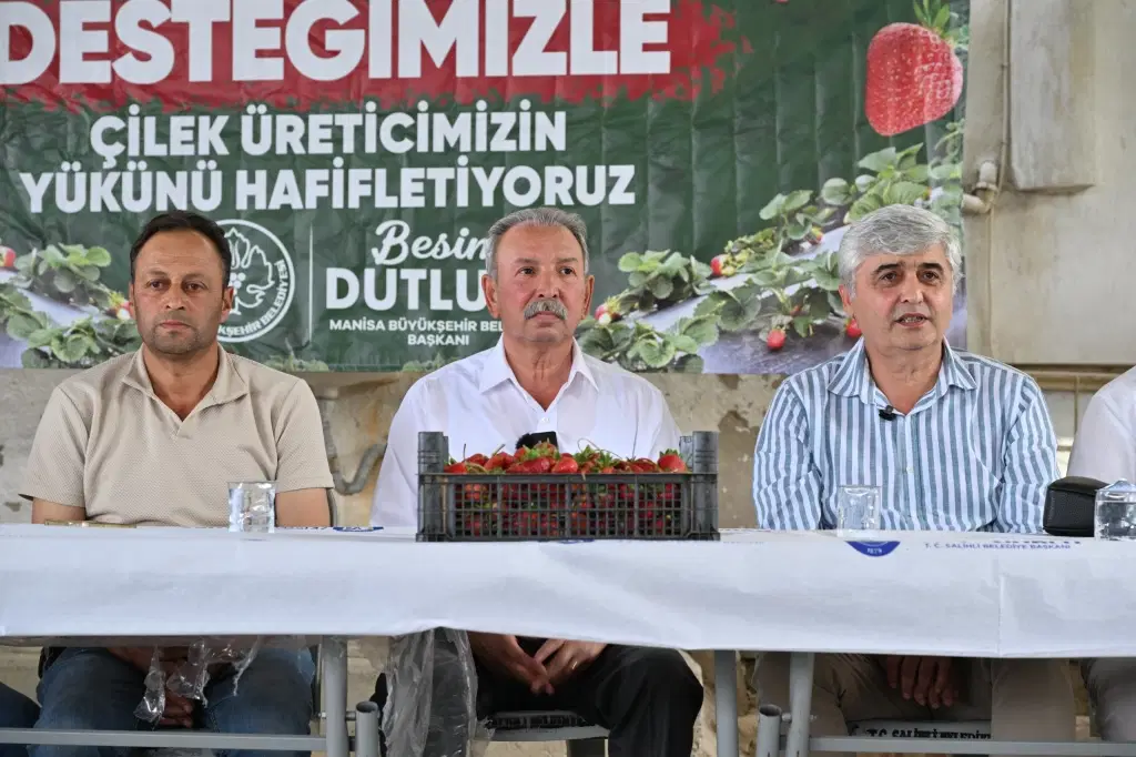 Manisa’da çilek üreticisine naylon desteği