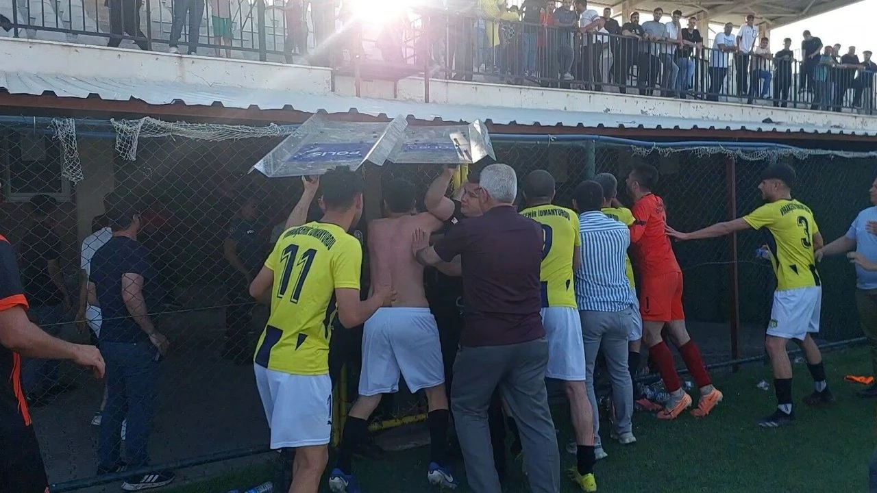 Şampiyonluk maçında ortalık karıştı! 5 kırmızı kartın çıktığı mücadele kavgayla bitti