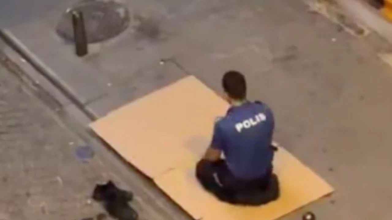 Gönülleri fethetti! Görev öncesi kaldırıma karton serip sabah namazı kılan polise beğeni yağdı