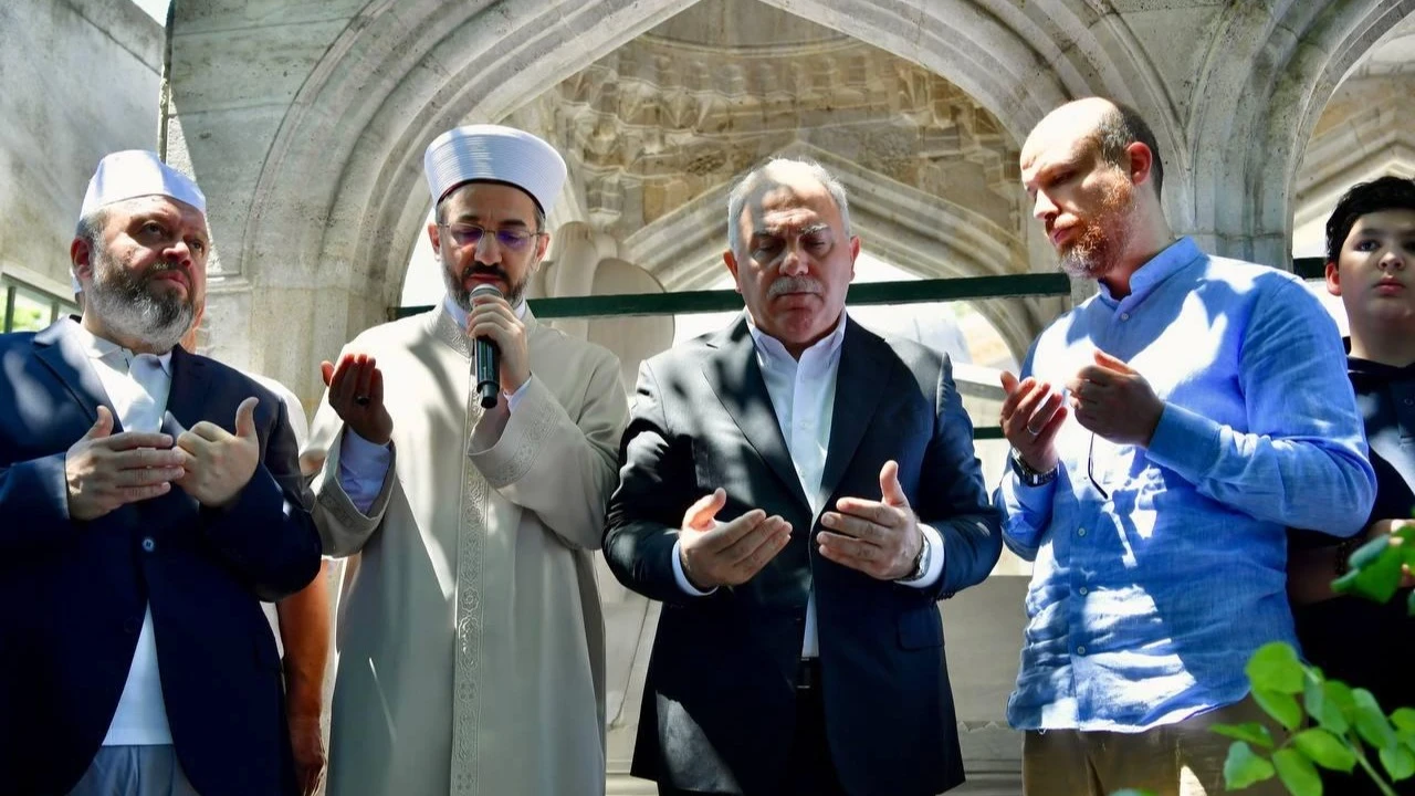 Mimar Sinan’ın vasiyeti Süleymaniye’de yaşatıldı! Gürsoy Vakfı ve Fatih Belediyesi iş birliğiyle binlerce vatandaşa aşure ikram edildi