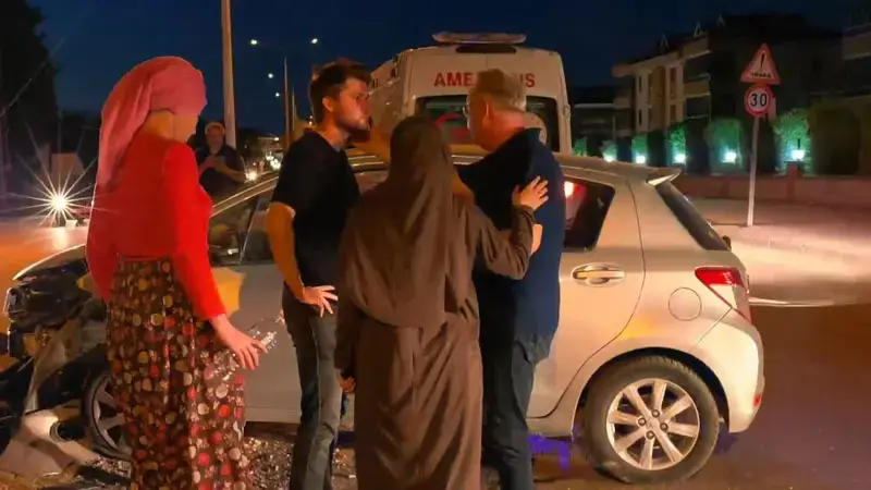 Bursa'da kazada yaralanan sürücüye ilk kontrolü doktor babası yaptı