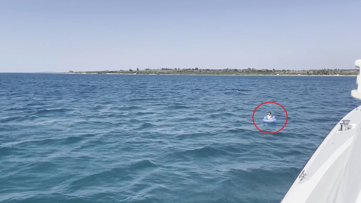 Deniz yatağıyla sürüklenen çocuk, Sahil Güvenlik tarafından kurtarıldı