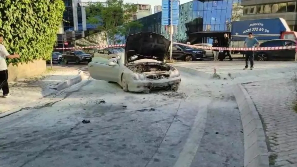 Şişli'de lüks otomobil alev alev yandı! Araç küle döndü