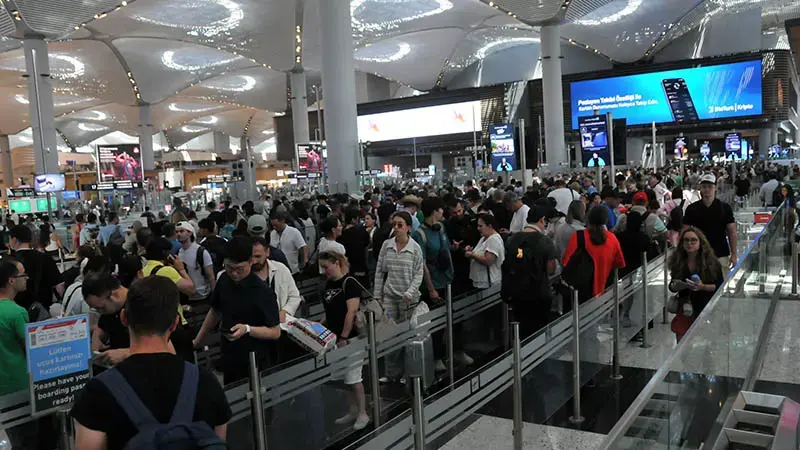 İstanbul Havalimanı’nda okulların kapanmasıyla tatil yoğunluğu başladı ​