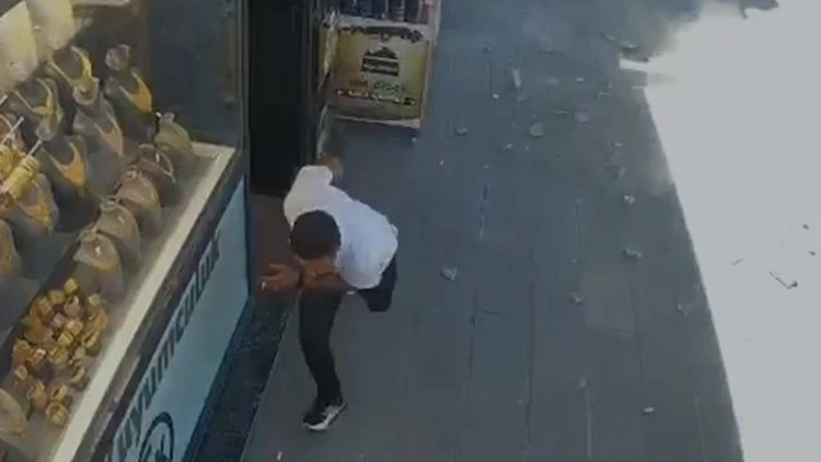 Binadan beton parçaları koptu! Vatandaşlar son anda kurtuldu