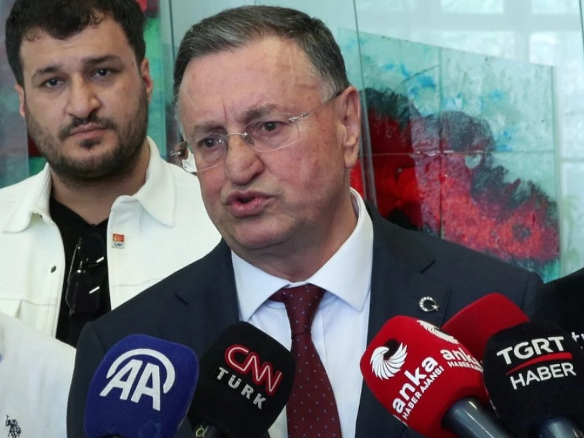 Lütfü Savaş'tan CHP'ye ziyaret: Hayırlı olsuna geldim