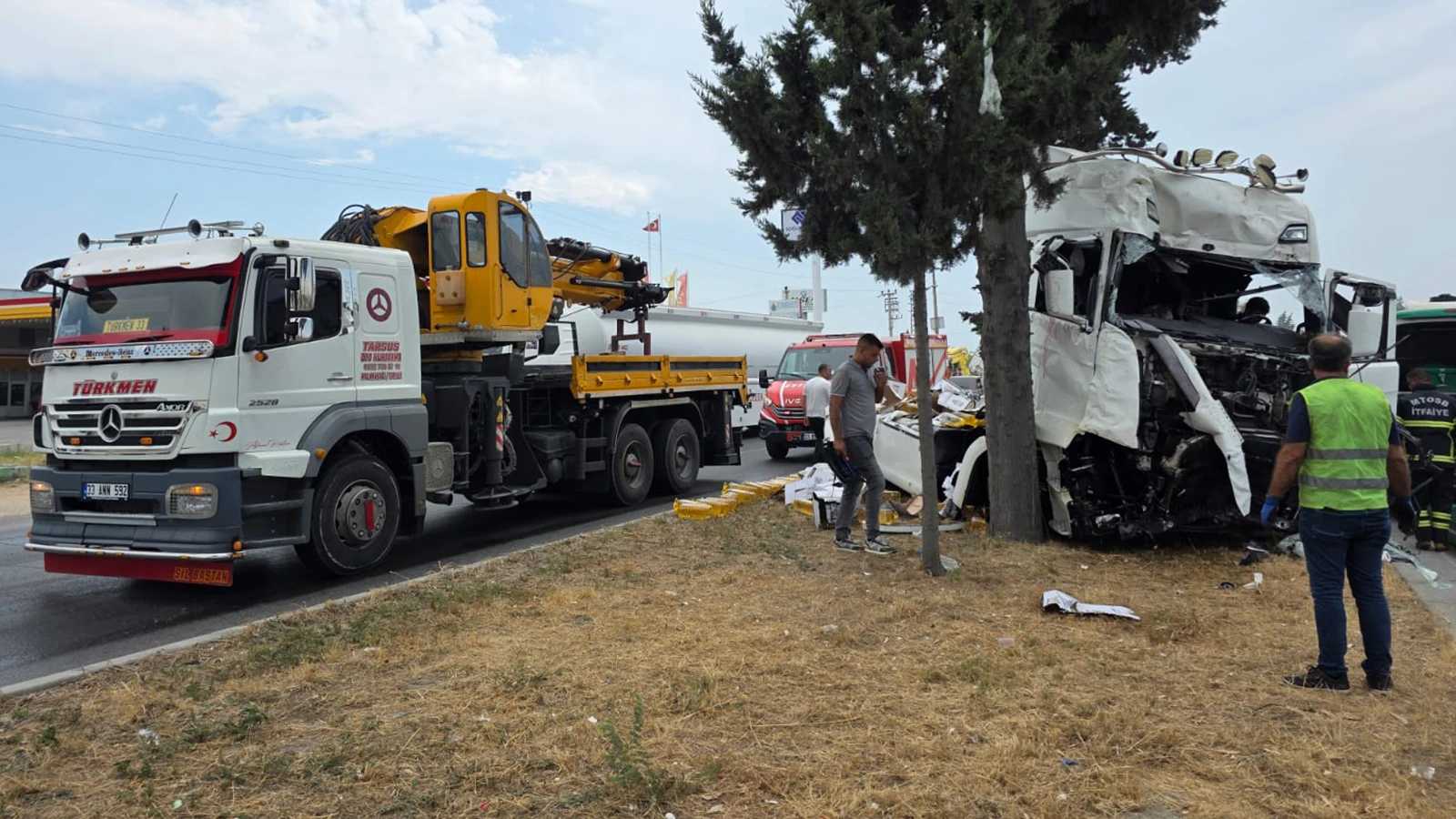 Mersin'de iki tırın çarpıştığı kazadaki ölü sayısı 3'e çıktı