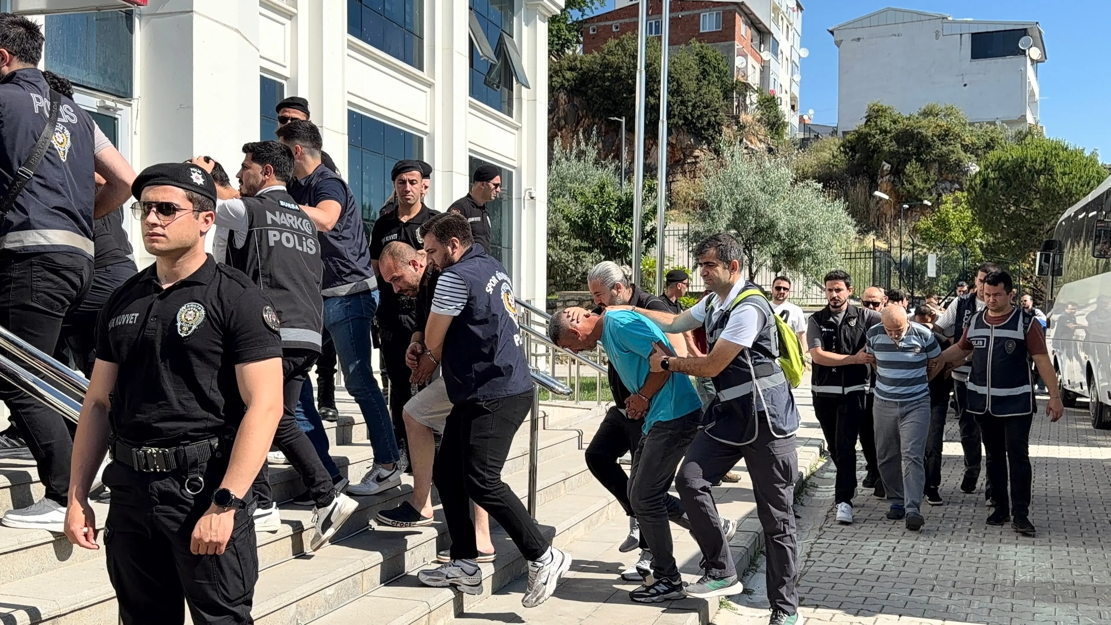 4 ilde zehir tacirlerine şafak baskını! Zanlılar adliyeye sevk edildi