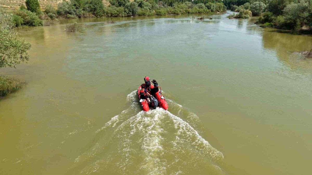 Çocuğunu kurtarmak için suya giren babayı arama çalışmaları devam ediyor