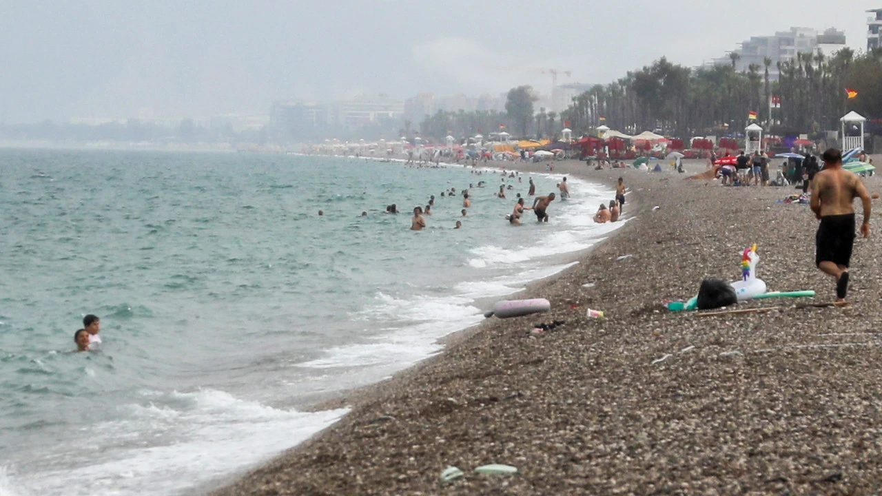 Bu görüntüler sadece turizmin başkentinde olur: Yağmura aldırış etmeden deniz keyfi yaşadılar