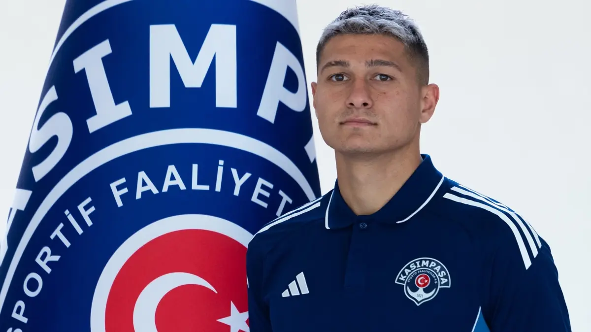 Kasımpaşa, Emirhan Boz'u kadrosuna kattı