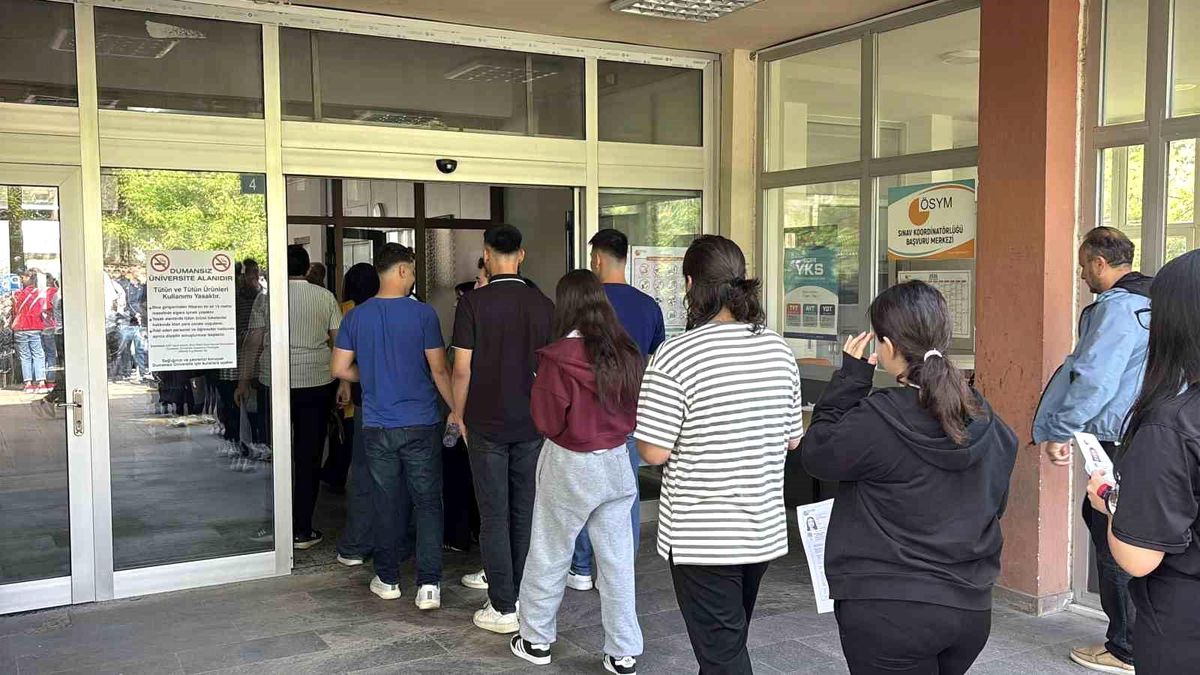 Bolu'da YKS'ye giren bir öğrenci: "Türkiye maçını izledik bütün moralimizi bozdular"