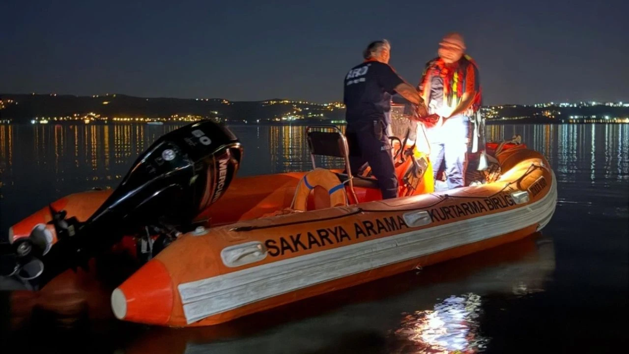 Sapanca Gölü'nde korkutan gece: Mahsur kalan 2 kişi kurtarıldı