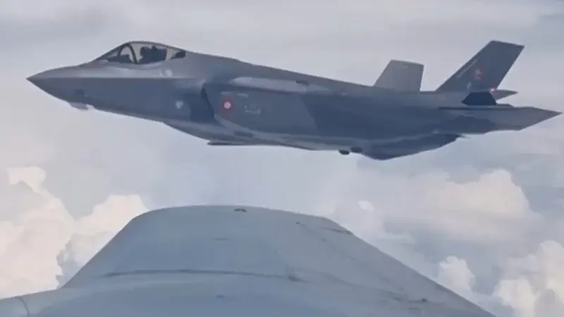 Danimarka'nın F-35 uçağına havada yakıt ikmali