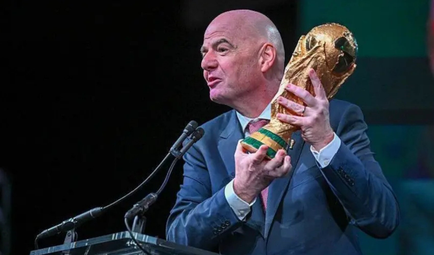 FIFA Başkanı Infantino, İran Milli Takımı oyuncularını soyunma odasında tebrik etti