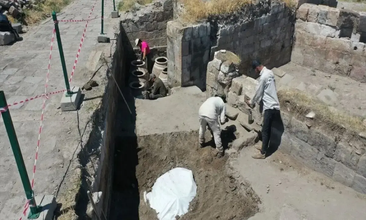 100 kişilik ekip 5 küp görünce her şey durdu: Çarşının ortasını kazarken gizemli depo çıktı