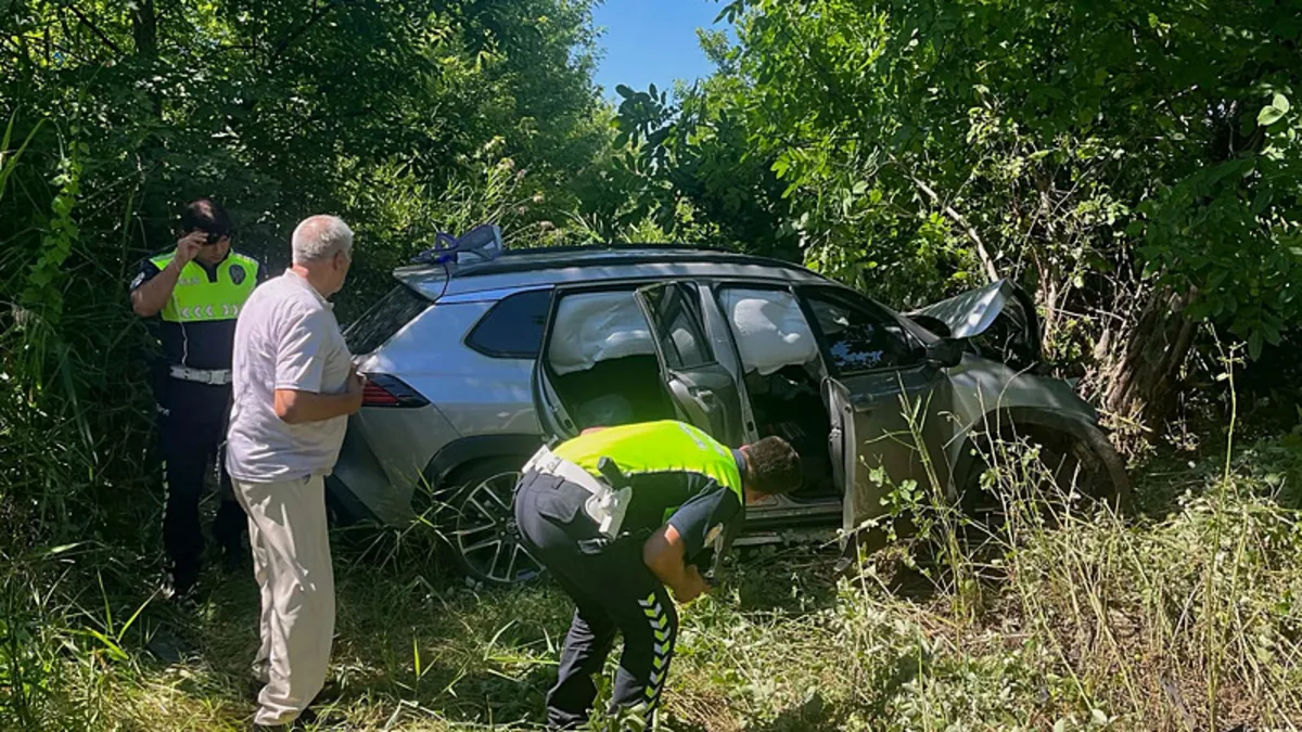 Bursa'da lastiği patlayan cip şarampole yuvarlandı: 3 yaralı