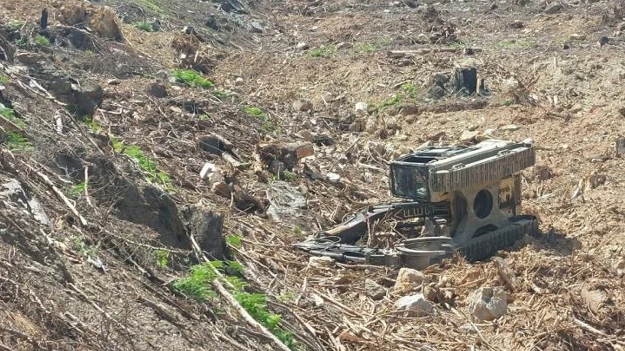Antalya'da devrilen iş makinesinin altında kalan kepçe operatörü hayatını kaybetti