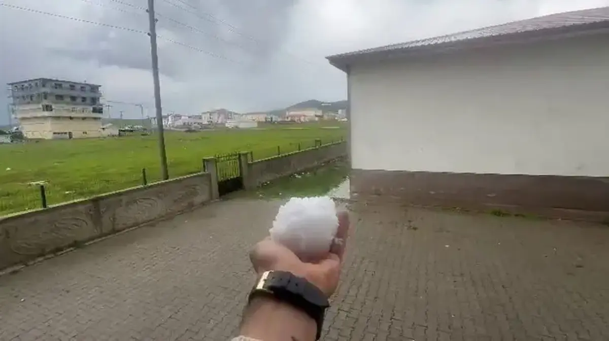 Karayazı’da ceviz büyüklüğünde yağan dolu şaşırttı