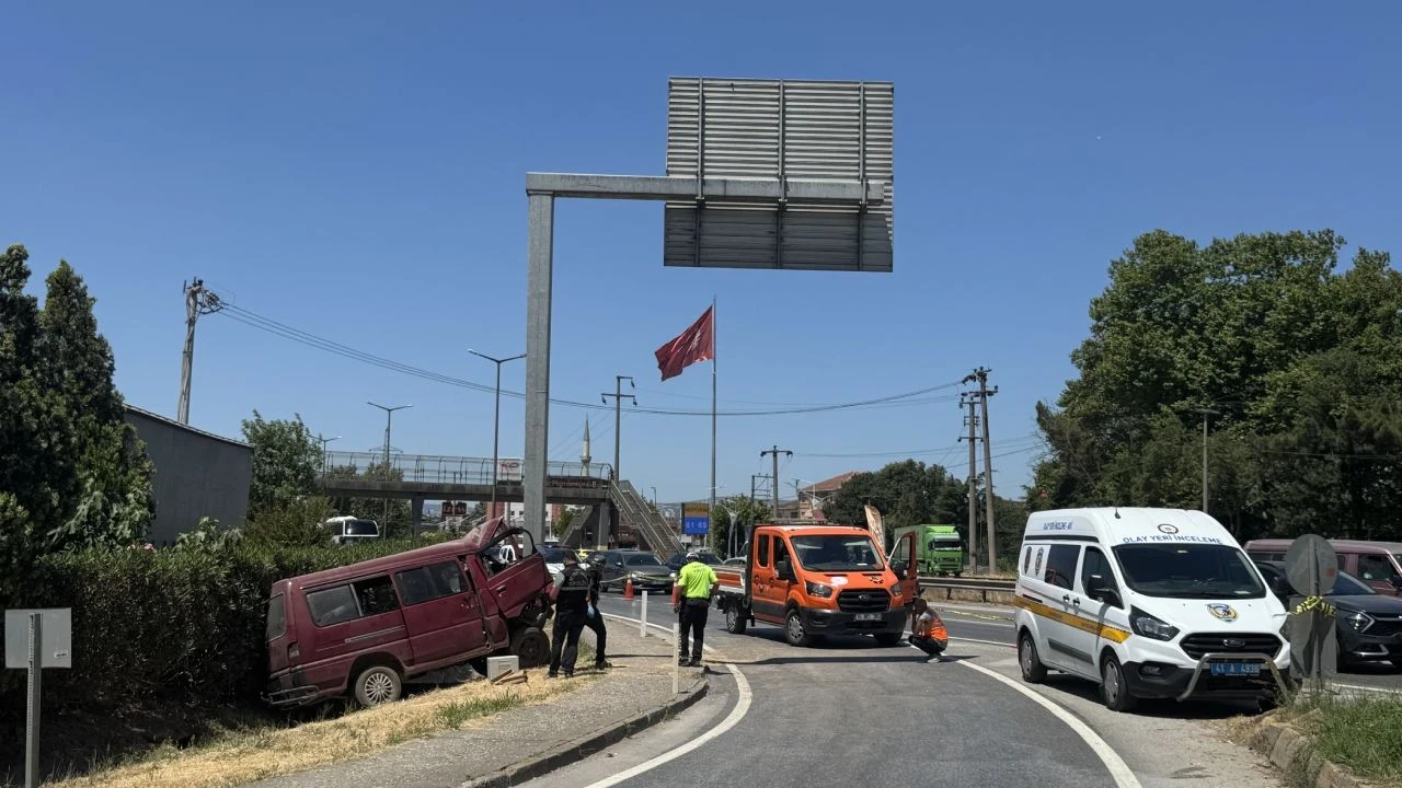 Yön tabelasına çarpan panelvandaki 1 kişi öldü, 2 kişi yaralandı