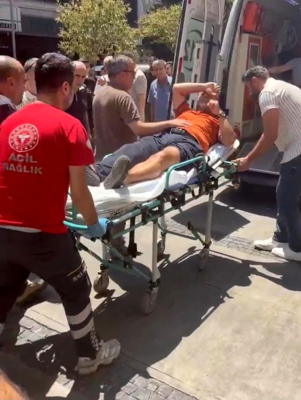 İzmir'de silahlı saldırı: Kaçmaya çalışan saldırganı trafik polisi yakaladı