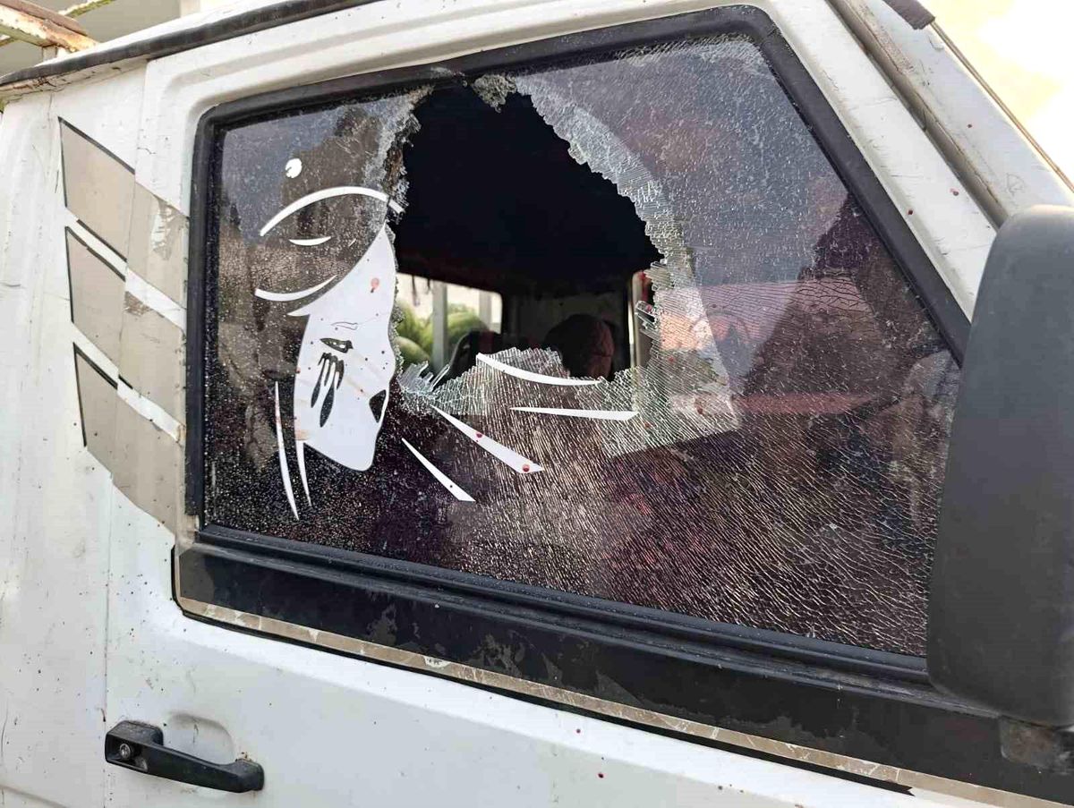 Kendisinden ucuza karpuz satan rakiplerine kızarak 3 pazarcının aracının camını kırdı