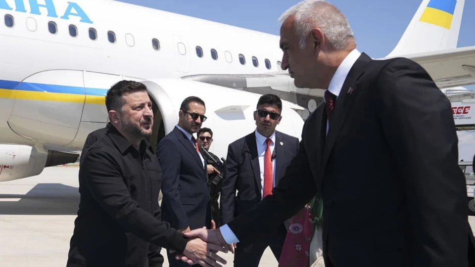 Bakan Ersoy, NATO Zirvesi için Ankara'ya gelen Zelenski'yi Esenboğa Havalimanı'nda karşıladı | GÜNDEM HABERLERİ