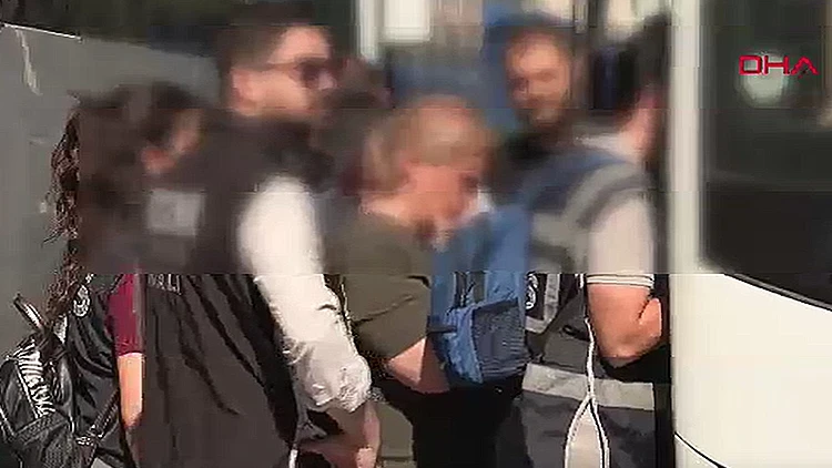 Ege Üniversitesi'ndeki yolsuzluk operasyonu: 41 şüpheli adliyede