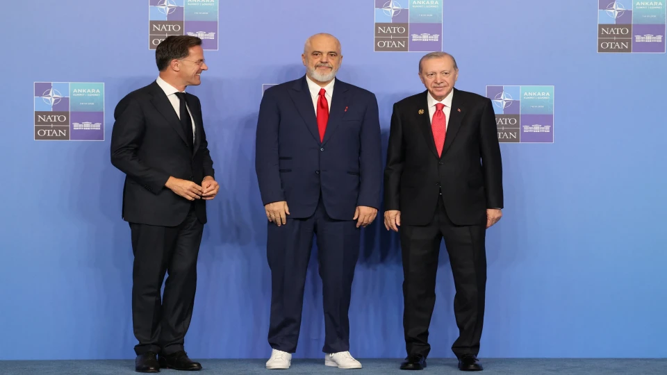 Arnavutluk Başbakanı Edi Rama neden spor ayakkabı giyiyor?