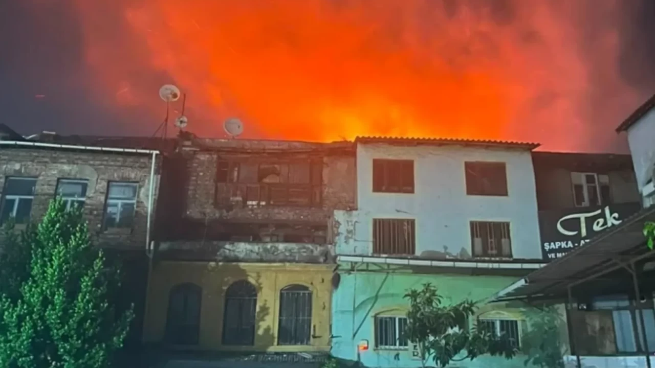 Fatih’te tarihi Büyük Valide Han’da yangın paniği