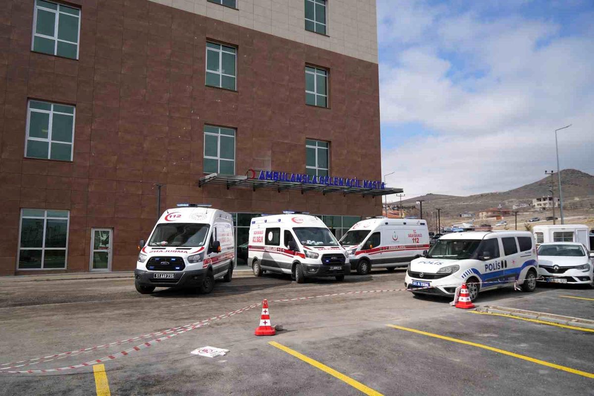 Niğde'de araç şarampole devrildi: 5 kişi yaralı