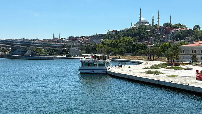 Haliç’te tur teknesi köprü ayağına çarptı; personel denize düştü: Arama çalışmaları sürüyor