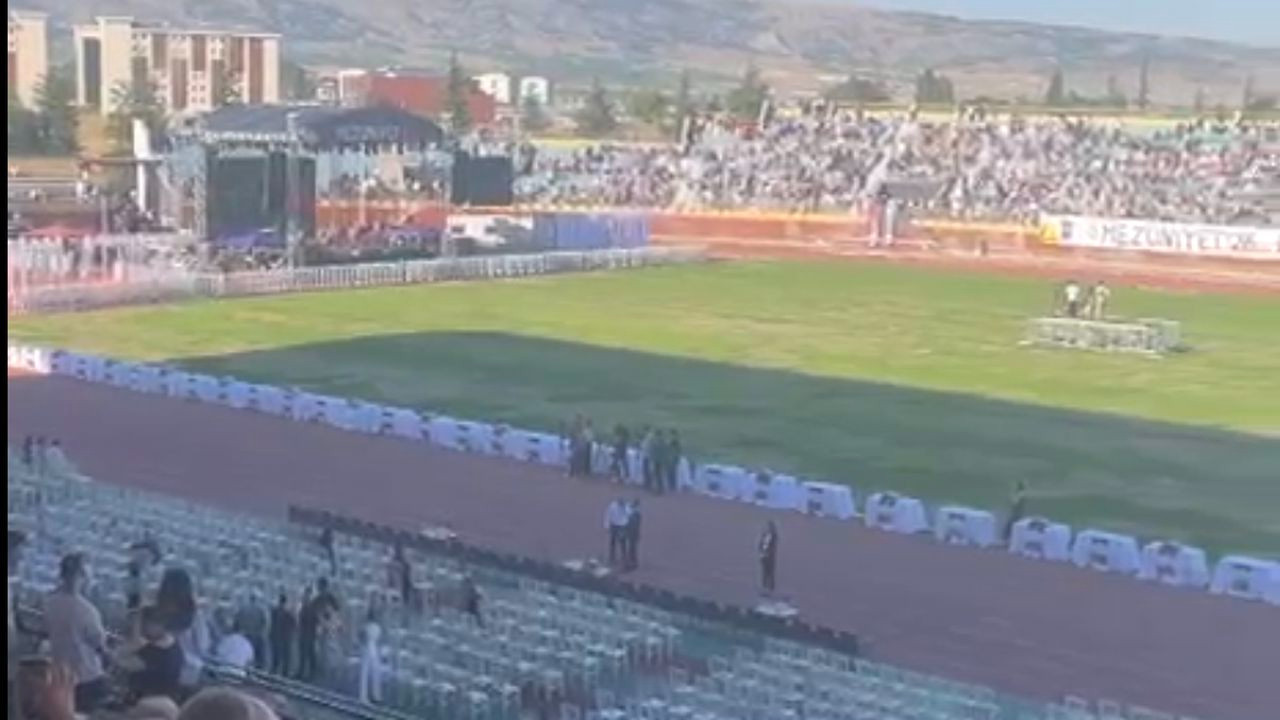Anadolu Üniversitesi mezuniyet töreninde gecikme tepkisi: Islıklar ve yuhalamalar yükseldi